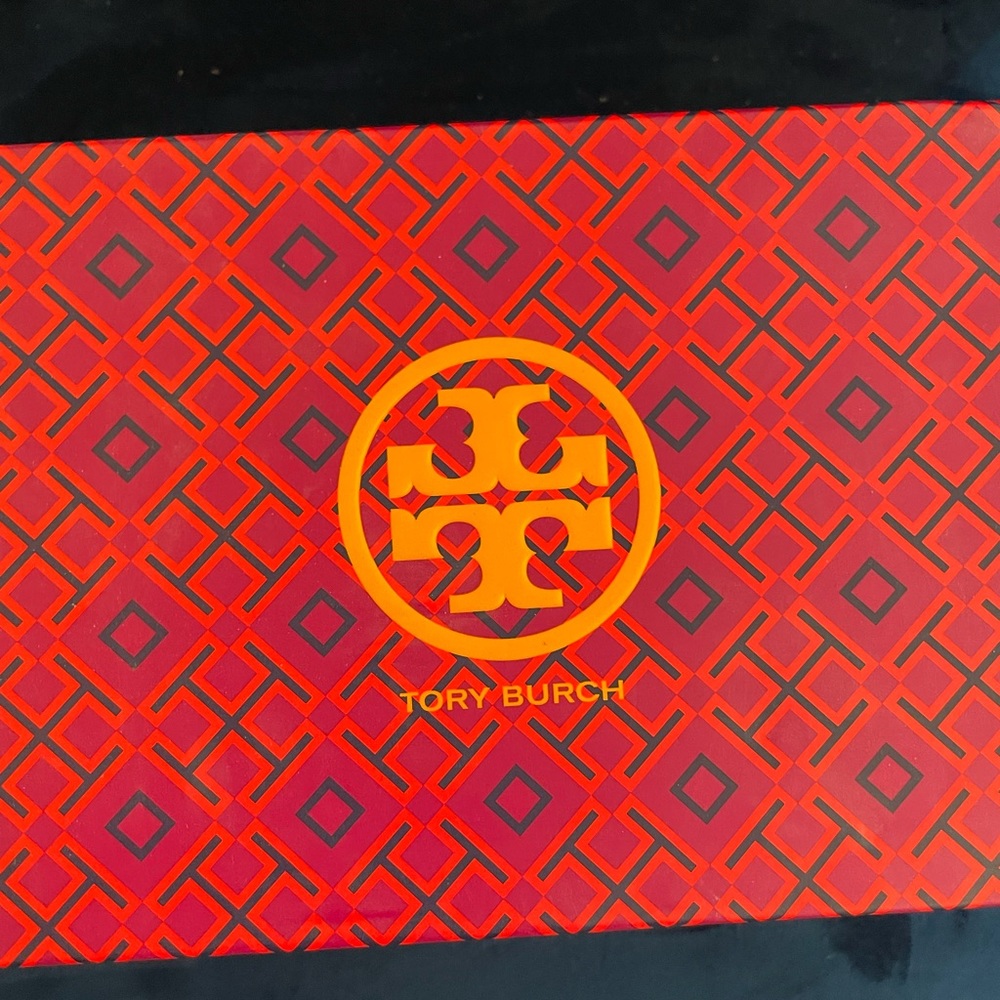 A TORY BURCH classic in a wonderful color.